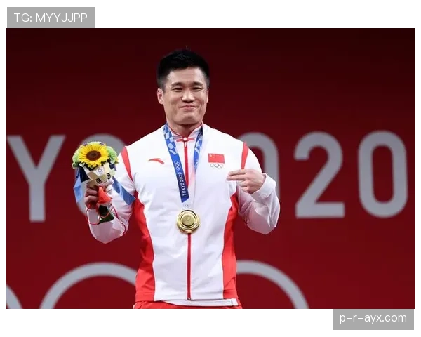 吕小军训练完啃鸡腿的样子，真不像拿奥运金牌的人